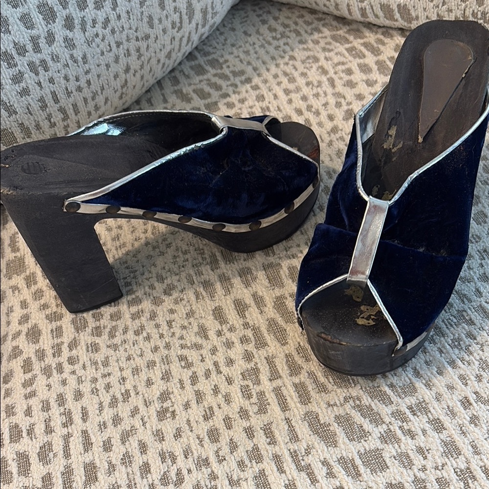 VINTAGE NAVY BLUE VELVET/SILVER WOODEN CLOG